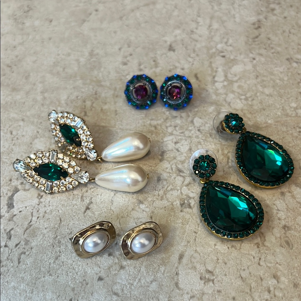 Elegant Green and Gold Earrings Set